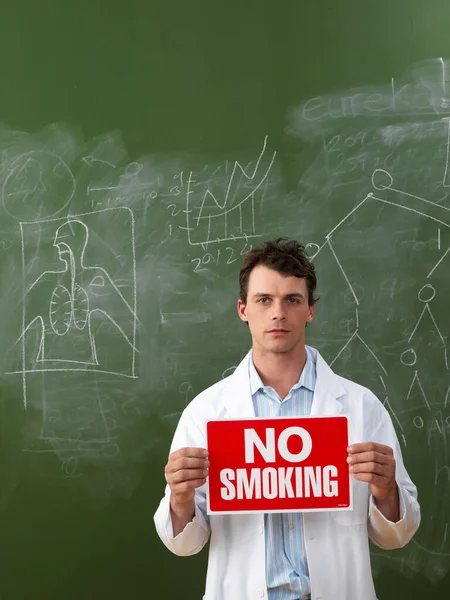 Wissenschaftler Mit Rauchverbot Schild — Stockfoto