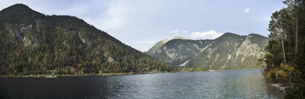 Landschappelijk Uitzicht Bergen Een Helder Meer Plansee Herfst Tirol Oostenrijk — Stockfoto