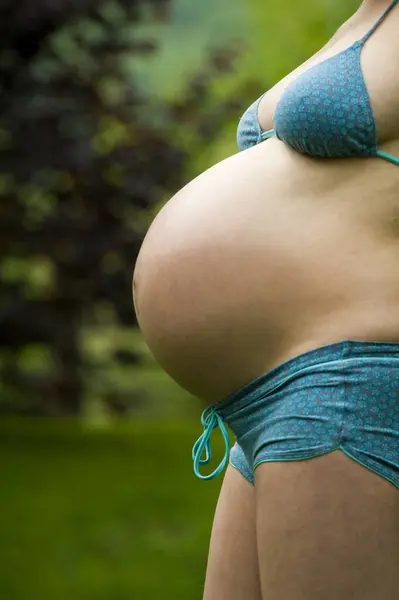 Profil Des Bauches Einer Neunten Monat Schwangeren Frau — Stockfoto