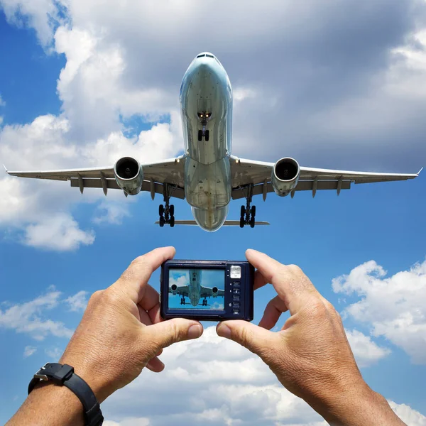 Manos Sosteniendo Cámara Digital Fotografiando Jumbo Jet Landing Aeropuerto Internacional —  Fotos de Stock
