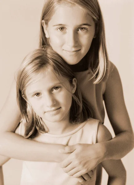 Gülümseyen Kız Kardeşlerin Portresi Togteher Poz Veriyor — Stok fotoğraf