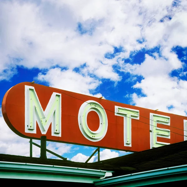 Motel Sign Cloudy Sky — Stock Photo, Image