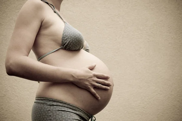 Perfil Mujer Nueve Meses Embarazada Tocando Vientre — Foto de Stock