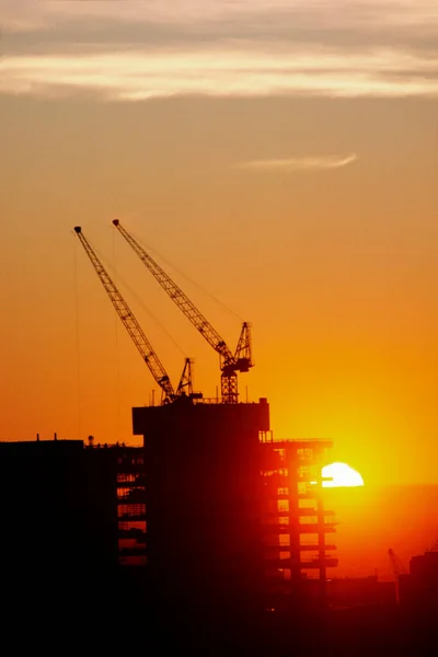 Irodaépület Építési Daruk Sunset Silhouette — Stock Fotó