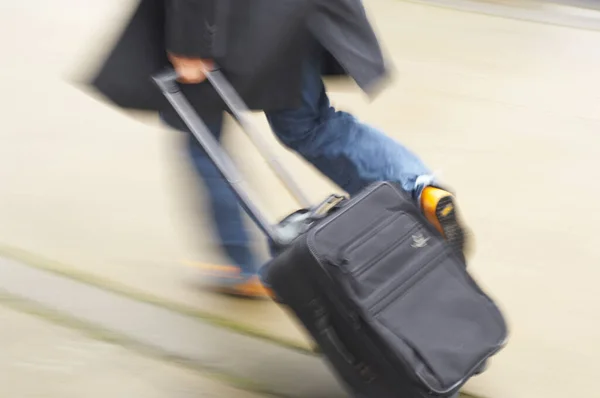 Homme Avec Valise Marchant Dans Aéroport Plan Flou — Photo