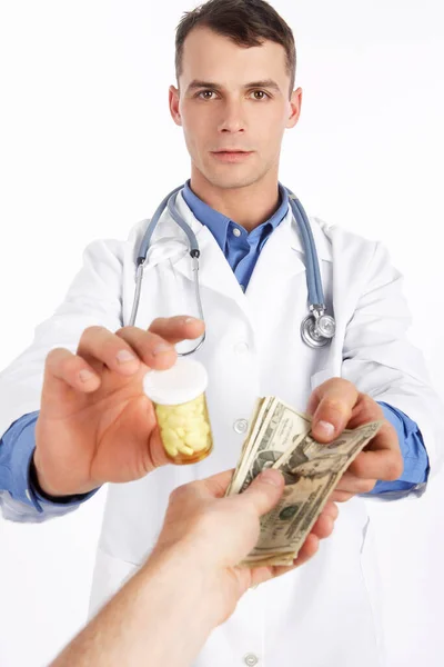 Γιατρός Ανταλλαγή Χάπια Για Χρήματα — Φωτογραφία Αρχείου