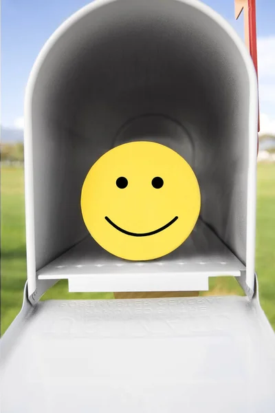 Ευτυχισμένο Χαμόγελο Πρόσωπο Στο Γραμματοκιβώτιο — Φωτογραφία Αρχείου