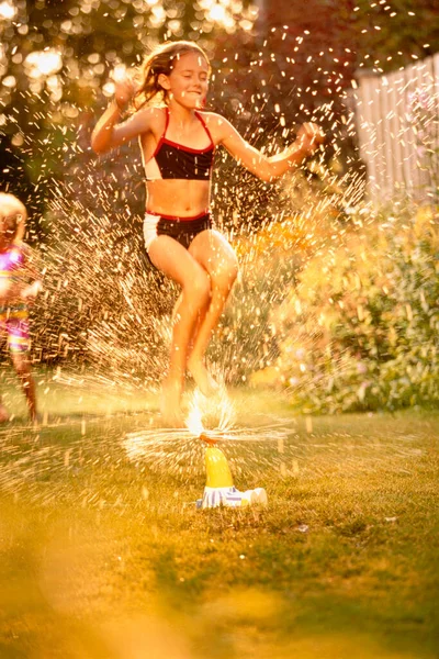 Menina Roupa Banho Saltando Através Aspersor — Fotografia de Stock