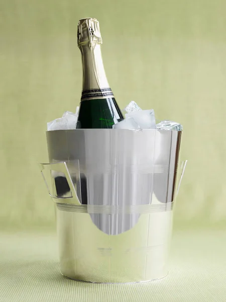 Бутылка Шампанского Ведре Льдом — стоковое фото