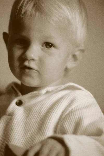 Портрет Чарівного Маленького Хлопчика Дивлячись Камеру — стокове фото