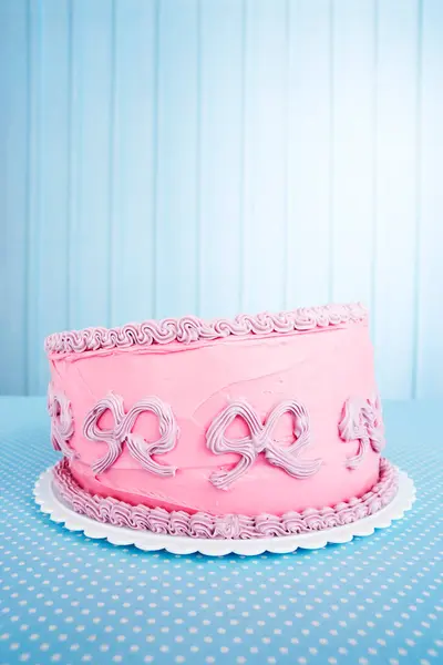 ロプサイド誕生日ケーキ上の青の背景 — ストック写真