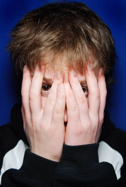 Teenage Chlapec Zakrývající Jeho Tvář — Stock fotografie