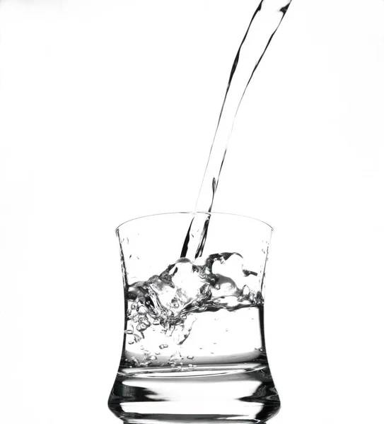 Een Glas Water Inschenken — Stockfoto