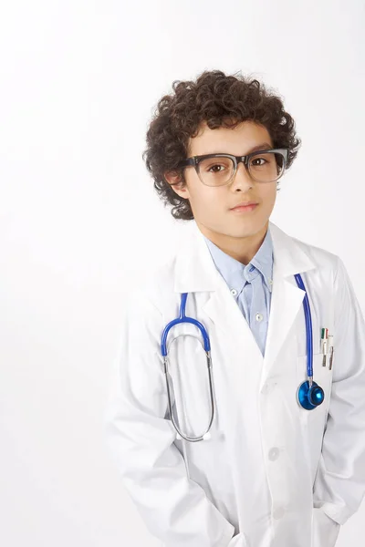 Doktor Gibi Giyinmiş Çocuk — Stok fotoğraf