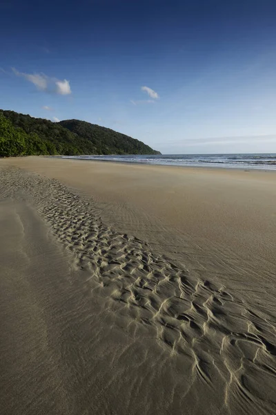 オーストラリア クイーンズランド州のケープ トリビュレーションのビーチの湿った砂のパターン — ストック写真