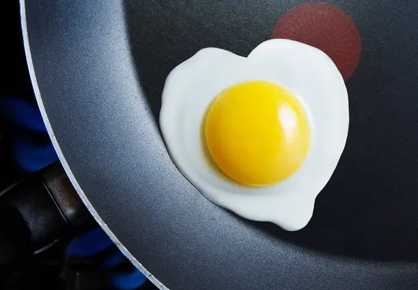 心形煎的鸡蛋 — 图库照片