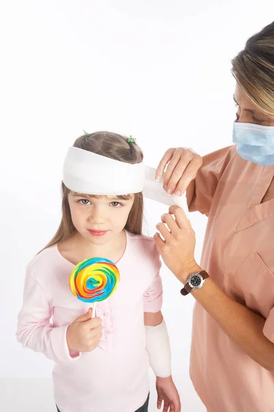 Nurse Wrapping Bandage Girl Head — Stock Photo, Image