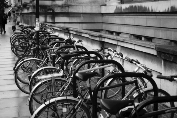 Row Bicycles Zaparkowany Pobliżu Street Londyn Anglia — Zdjęcie stockowe