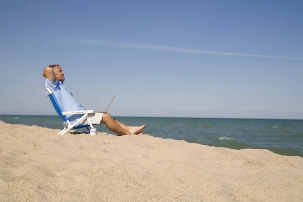 Мужчина Сидящий Пляже Озере Мичиган Сша — стоковое фото