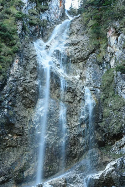 オーストリア 秋のモンデ湖近くの山の滝 — ストック写真