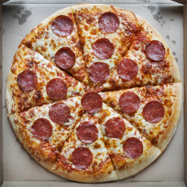 Blick Auf Ganze Pepperoni Und Käse Pizza Karton — Stockfoto