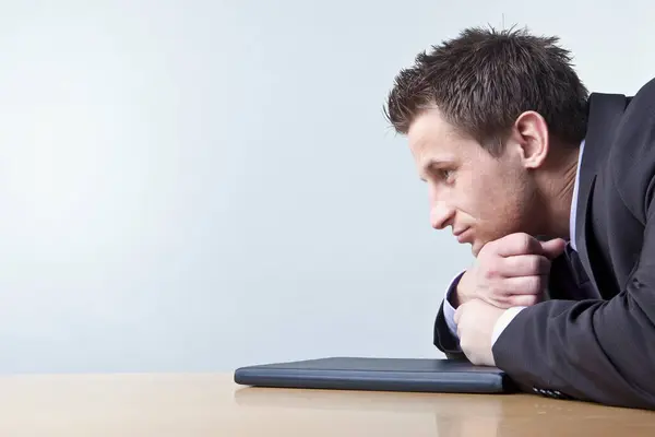 Businessman Leaning Desk Looking Thoughtful White Studio Background — Stock Photo, Image