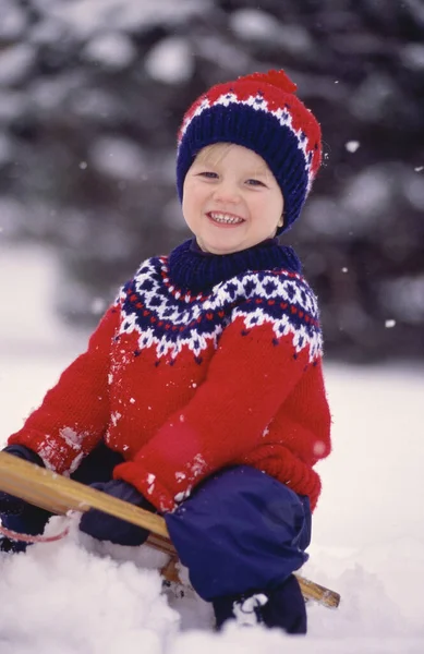 Χαριτωμένο Μικρό Αγόρι Που Παίζει Στο Χιόνι — Φωτογραφία Αρχείου