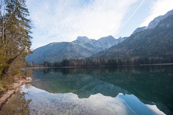 Τοπίο Των Βουνών Αντανακλάται Στη Λίμνη Φθινόπωρο Langbathsee Αυστρία — Φωτογραφία Αρχείου