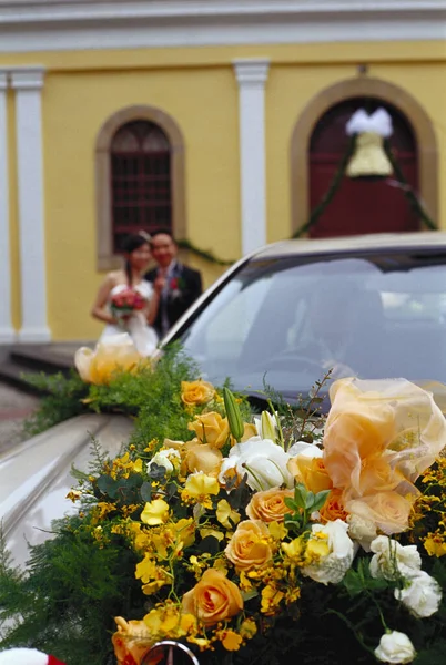 Διακοσμημένο Αυτοκίνητο Για Γάμο Νύφη Και Γαμπρό Στο Παρασκήνιο — Φωτογραφία Αρχείου