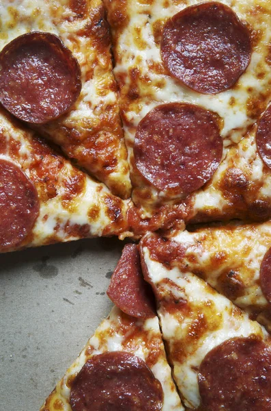Blick Auf Aufgeschnittene Pepperoni Pizza Schachtel Eine Scheibe Fehlt — Stockfoto
