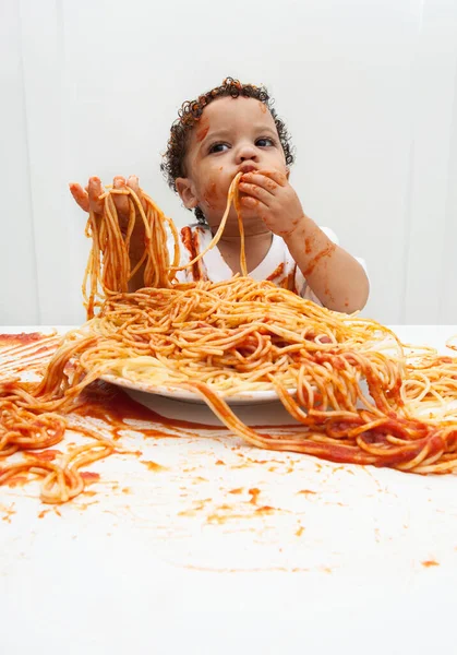 Chlapec Špagety Rukama — Stock fotografie