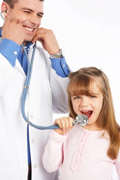 Portret Van Een Klein Meisje Met Stetoscoop Van Dokter Whote — Stockfoto