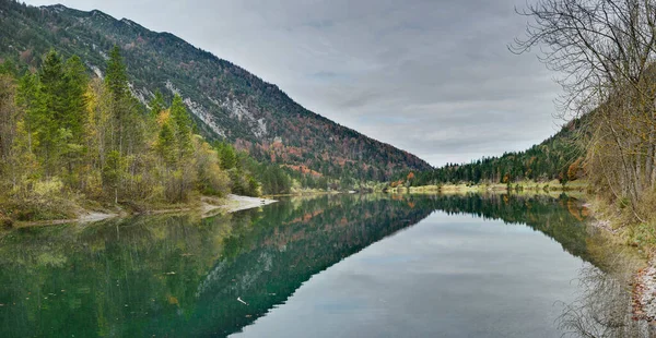 Dağların Manzarası Sonbaharda Berrak Bir Göle Plansee Yansıdı Tirol Avusturya — Stok fotoğraf