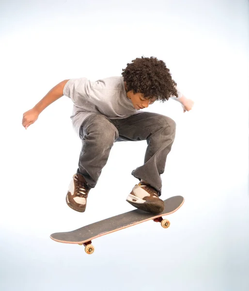 Skateboarder Fazendo Ollie Sobre Fundo Estúdio Branco — Fotografia de Stock