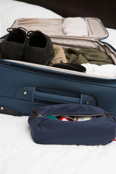 Men Toiletry Travel Bag Packed Suitcase Bed Usa — Stock Photo, Image