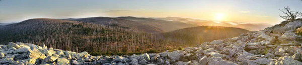 Malerischer Überblick Über Einen Glühenden Frühmorgendlichen Sonnenaufgang Über Bergen Mit — Stockfoto
