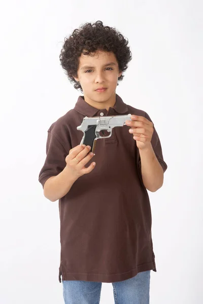 男孩用白色背景上的枪 — 图库照片