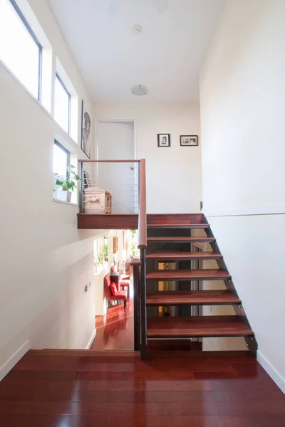 Красивый Интерьер Лестницами Доме — стоковое фото