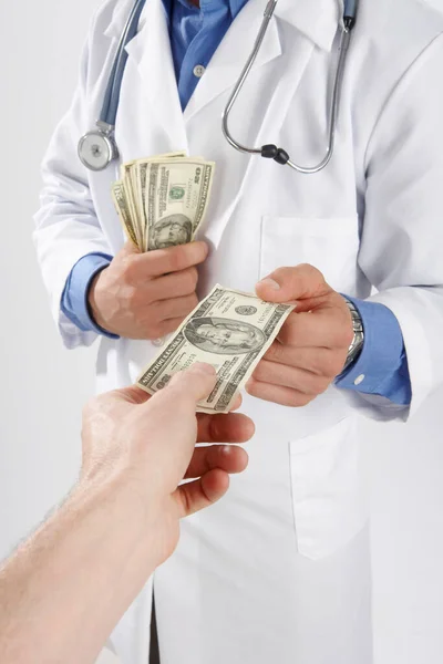 Homem Dando Dinheiro Doutor — Fotografia de Stock