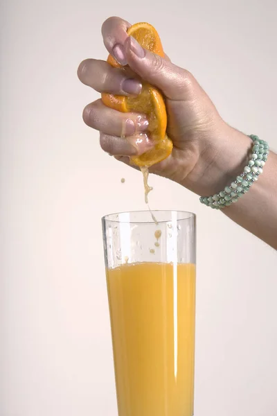 Γυναίκα Ζουλάει Πορτοκάλι Φτιάχνει Χυμό Πορτοκάλι — Φωτογραφία Αρχείου