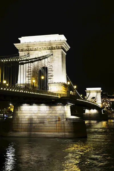 ハンガリー ブダペストの夜にライトアップされたチェチェン チェーン橋のアーチ — ストック写真