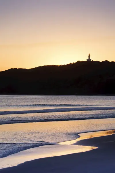 Silhouette Cape Byron Világítótorony Napsütötte Strand Naplementekor Byron Bay Dél — Stock Fotó