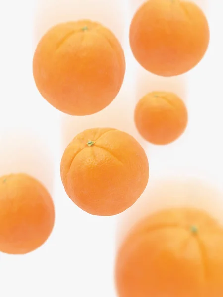 Oranges Tombantes Sur Fond Blanc — Photo