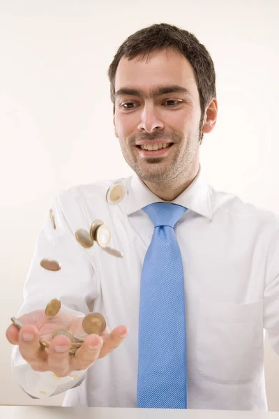 Νεαρός Καυκάσιος Άνδρας Πετάει Νομίσματα — Φωτογραφία Αρχείου