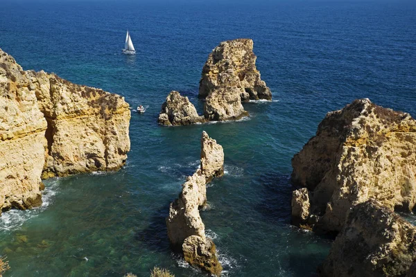 Segelboot Und Felsformationen Lagos Algarve Küste Portugal — Stockfoto