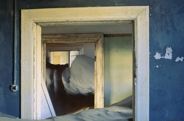 纳米比亚Kolmanskop Ghost Town被遗弃建筑的内部 — 图库照片