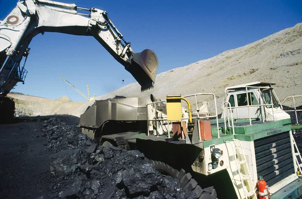 Zwarte Kolen Mijnbouw Laden Kolen Vrachtwagens Australië — Stockfoto