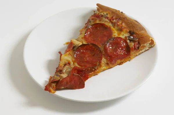 Кусок Пиццы Белой Тарелке — стоковое фото