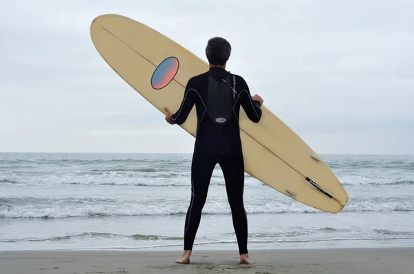 Homme Tenant Une Planche Surf Sur Plage — Photo
