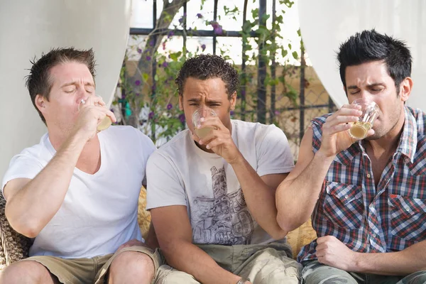 Hombres Una Fiesta Bebiendo Alcohol Fuerte — Foto de Stock